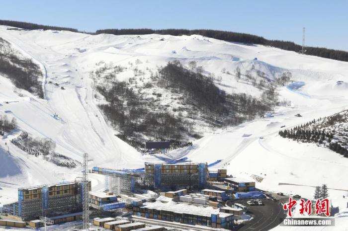 河北张家口赛区云顶滑雪公园进行赛道二次塑型作业。 图片来源：视觉中国