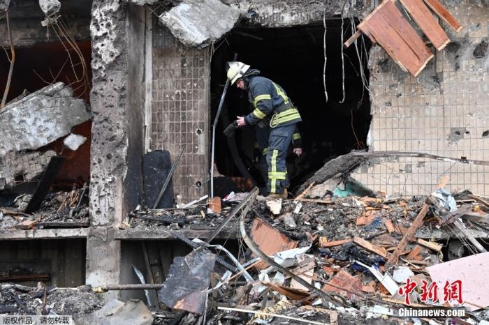 当地时间2月25日，乌克兰首都基辅郊区的居民楼在炮击中受损，大部分墙面被摧毁。