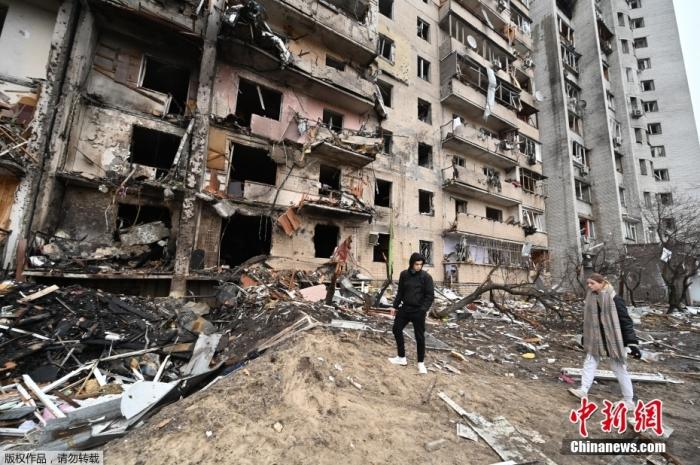 当地时间2月25日，乌克兰首都基辅郊区的居民楼在炮击中受损，大部分墙面被摧毁。