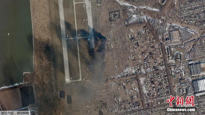 当地时间2月24日，法新社发布了一组卫星图像，画面显示乌克兰哈尔科夫丘古耶夫空军基地遭空袭。