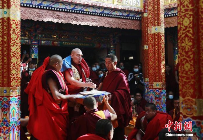 图为在塔尔寺举行的第九世格嘉·久美慈成南杰活佛坐床继位典礼上,僧侣们集体颂念曼扎。 马铭言 摄 图为在塔尔寺举行的第九世格嘉·久美慈成南杰活佛坐床继位典礼上,僧侣们集体颂念曼扎。 马铭言 摄