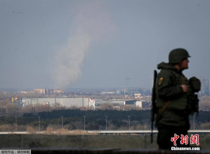 当地时间2月26日凌晨，乌克兰首都基辅连续发生多起爆炸，基辅以南重镇瓦西里基夫发生激烈战斗。图为基辅市内全副武装的乌克兰国民警卫队士兵。