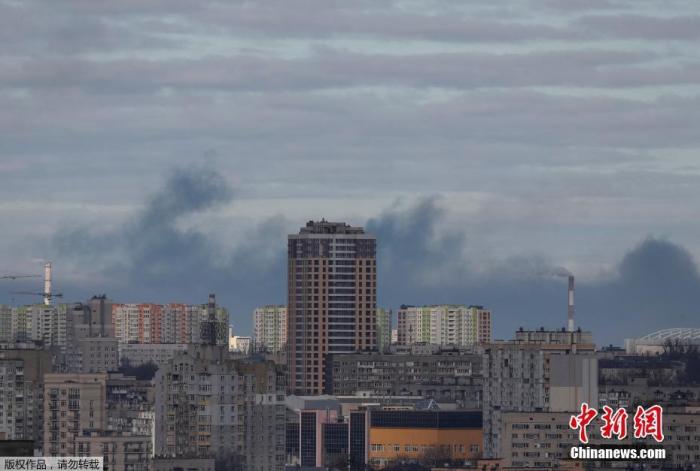 当地时间2月27日清晨，乌克兰基辅，浓烟笼罩城市上空。