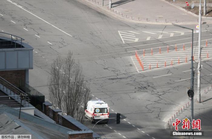 当地时间2月27日清晨，乌克兰基辅，宵禁期间市中心街头空空荡荡。图为一辆救护车行驶在街头。