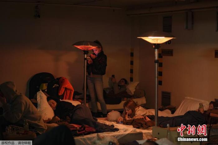 资料图：当地时间2月27日，乌克兰基辅，一家酒店的地下车库变为临时防空洞，民众在其中过夜避险。