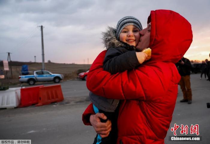 当地时间2月26日，乌克兰与波兰接壤的梅迪卡边境口岸，乌克兰民众排队等待进入波兰境内。