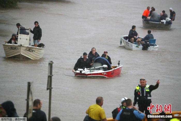 当地时间2月28日，澳大利亚新南威尔士州东北部暴雨过后，利斯莫尔镇洪水泛滥，民众搭乘船只撤离。