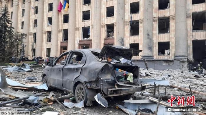 当地时间3月1日，乌克兰哈尔科夫市中心的政府大楼广场遭到炮击。
