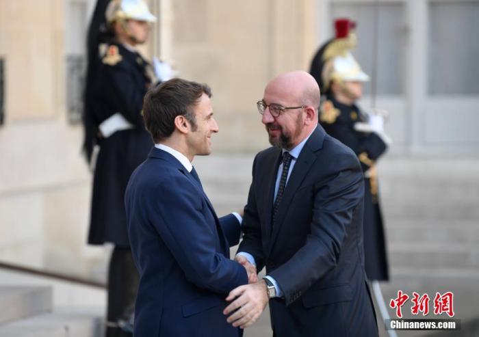 当地时间2月28日，法国总统马克龙与欧洲理事会主席米歇尔在巴黎爱丽舍宫就乌克兰局势举行会谈。<a target='_blank' href='/'>中新社</a>记者 李洋 摄