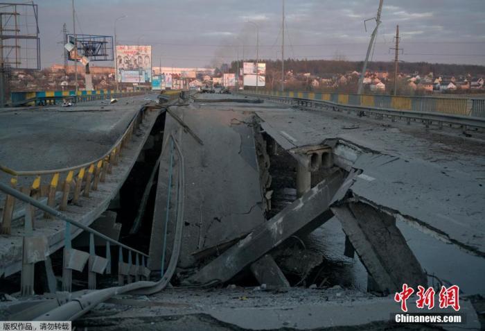 当地时间2月28日，乌克兰基辅近郊城镇布查，一座桥梁被破坏。28日，俄罗斯和乌克兰的谈判代表在白俄罗斯戈梅利州举行谈判。据悉，本次谈判持续5小时，讨论了一些关键性议题，并就下一轮谈判达成意向。