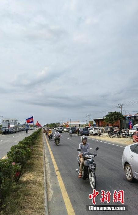 当地时间3月2日，由中国路桥承建的柬埔寨3号公路改扩建项目通车典礼在柬南部茶胶省举行。图为通车后的项目路段。 <a target='_blank' href='/'>中新社</a>记者 欧阳开宇 摄