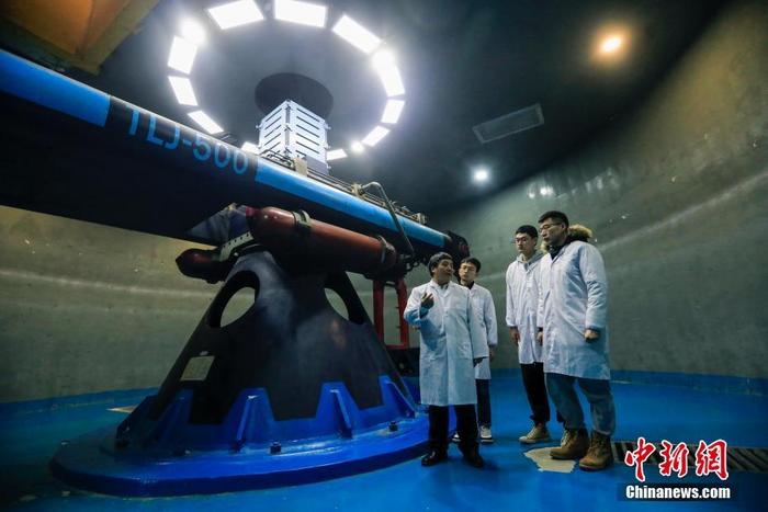 图为许强(左一)在位于成都的实验室为学生进行讲解。 中新社记者 王磊 摄