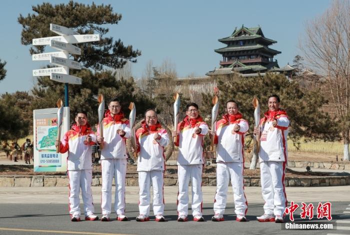 3月3日下午，北京冬残奥会火炬在北京世园公园进行传递，火炬传递以“万国园林”为主题。图为火炬手们在火炬传递前合影留念。 中新社记者 贾天勇 摄