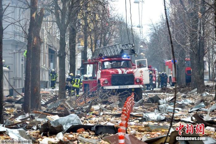 当地时间3月2日，乌克兰哈尔科夫的警察局大楼附近遭到炮火袭击，警察局大楼楼顶燃起大火。图为警察局所在建筑群街道上一片狼籍。