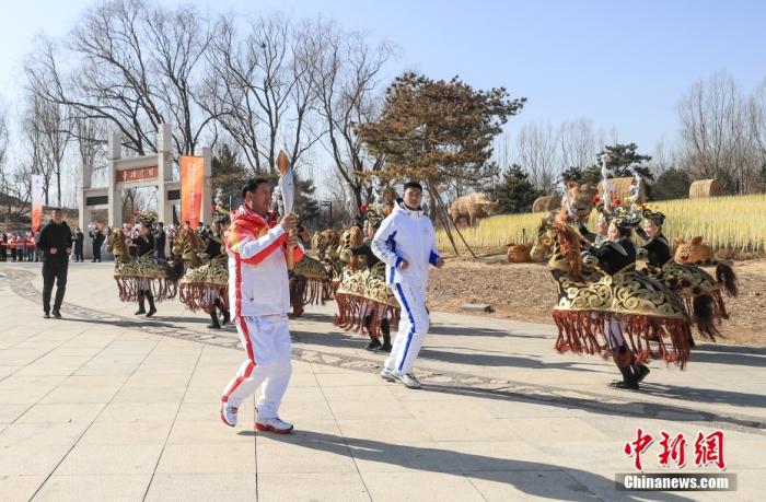 3月3日下午，北京冬残奥会火炬在北京世园公园进行传递，火炬传递以“万国园林”为主题。图为火炬手龙吉克·卡德尔，他是新疆维吾尔自治区塔什库尔干塔吉克自治县义务护边员。 中新社记者 贾天勇 摄