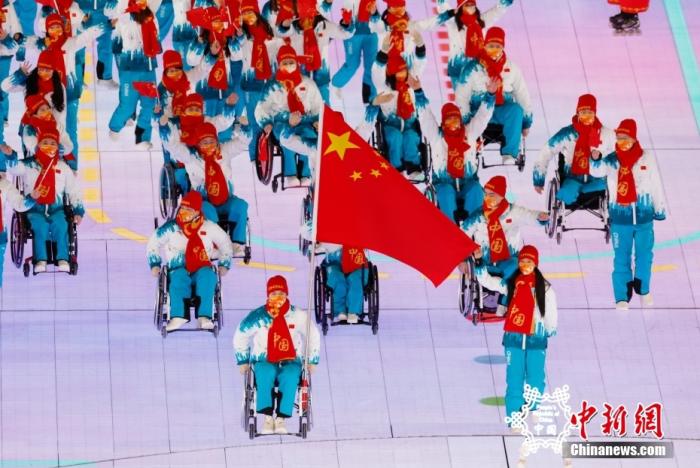 3月4日，北京2022年冬残奥会开幕式在北京国家体育场举行。图为中国代表团入场，由运动员郭雨洁(前排右)、汪之栋(前排左)担任旗手。 <a target='_blank' href='/'>中新社</a>记者 韩海丹 摄