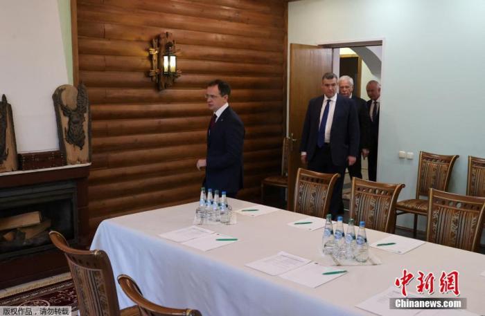 资料图：当地时间3月3日，俄罗斯与乌克兰双方代表团在白俄罗斯境内的别洛韦日森林举行了第二轮谈判。双方就建立人道主义通道达成协议，同时一致同意尽快开启下一轮谈判。据悉，第二轮谈判持续两个半小时。图为俄罗斯代表团进入会场。