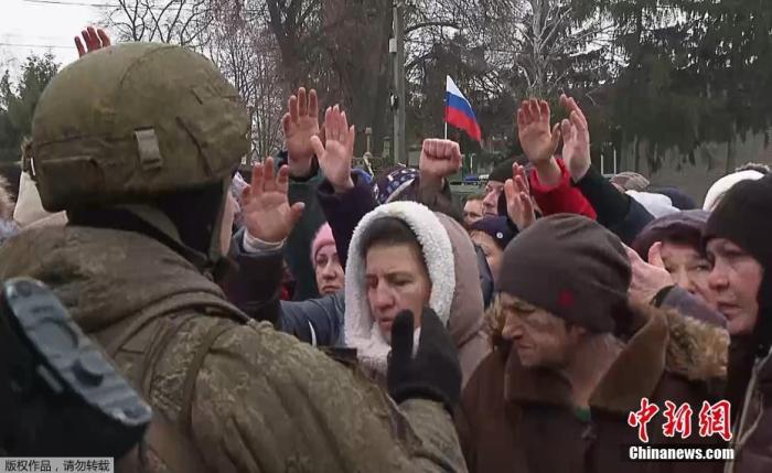 当地时间3月3日，在乌克兰哈尔科夫地区，俄罗斯军队正在分发人道主义援助物资。据俄新社报道，当地时间3月2日，俄罗斯向乌克兰边境居民运送了30吨人道主义援助物资。俄罗斯国防部表示，应当地居民请求，俄军自俄罗斯别尔哥罗德州向位于乌克兰哈尔科夫州的边境居民点运送了一批人道主义援助物资。