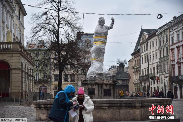 当地时间3月4日，乌克兰利沃夫，民众对利沃夫市中心历史街区的建筑、雕塑等采取保护措施。