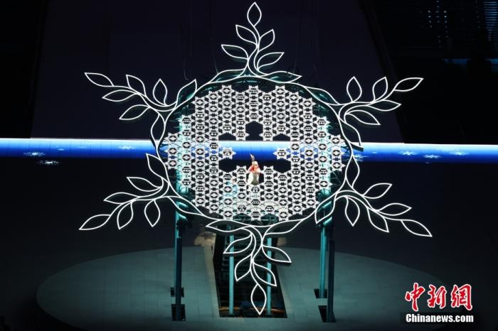 3月4日，北京2022年冬残奥会开幕式在北京国家体育场举行。图为点燃冬残奥会主火炬环节。 <a target='_blank' href='/'>中新社</a>记者 韩海丹 摄