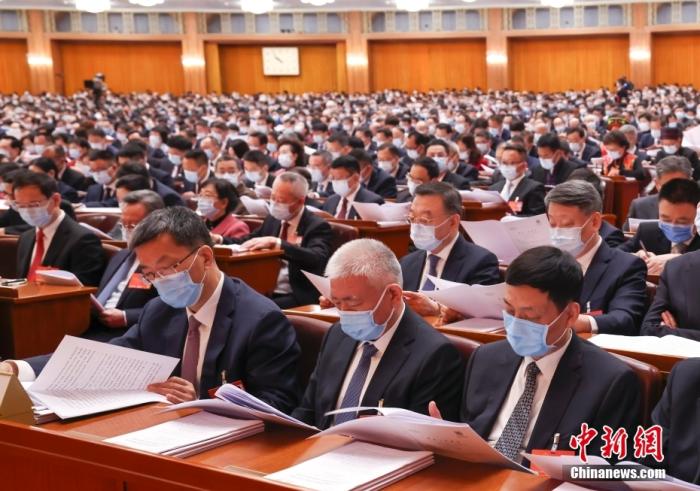 资料图：3月5日，十三届全国人大五次会议在北京人民大会堂开幕。 <a target='_blank' href='/'>中新社</a>发 刘震 摄