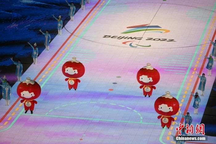 3月4日，北京2022年冬残奥会开幕式在北京国家体育场举行。图为雪容融与冰雪赛场。 <a target='_blank' href='/'>中新社</a>记者 杨华峰 摄 　