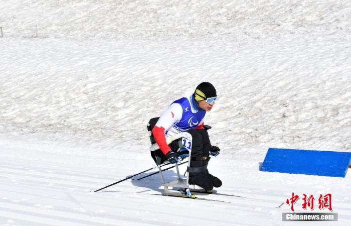 3月6日，中国选手郑鹏在比赛中。当日，北京2022年冬残奥会残奥越野滑雪男子长距离-坐姿决赛在国家冬季两项中心举行。中国选手郑鹏获得金牌。<a target='_blank' href='/'>中新社</a>记者 韩冰 摄