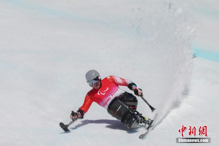 3月7日，瑞士选手穆拉特·佩利特在比赛中。当日，北京2022年冬残奥会残奥高山滑雪男子全能 - 坐姿决赛在延庆国家高山滑雪中心举行。 <a target='_blank' href='/'>中新社</a>记者 杨华峰 摄