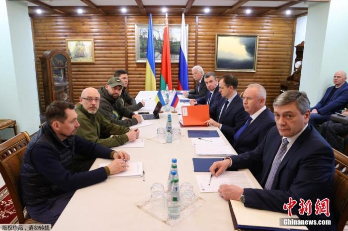 当地时间3月7日，俄罗斯代表团与乌克兰代表团在白俄罗斯境内别洛韦日森林举行的第三轮谈判结束。本轮谈判持续约3小时。双方均表示，会谈虽未取得预期结果，但将继续就相关议题进行下一轮谈判。