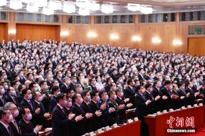 3月8日，十三届全国人大五次会议在北京人民大会堂举行第二次全体会议。 中新社记者 盛佳鹏 摄