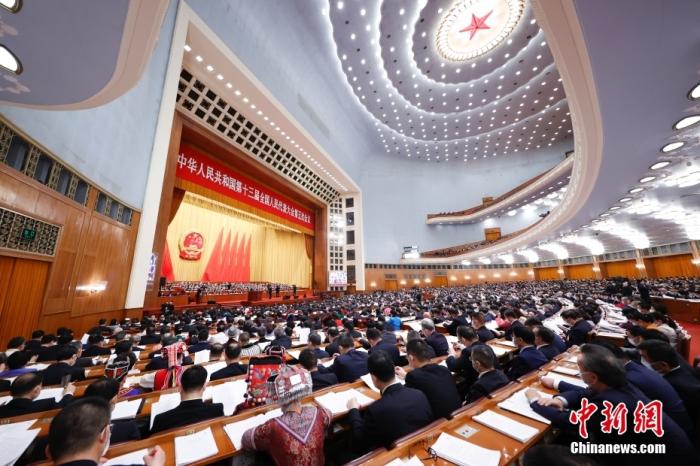3月8日，十三届全国人大五次会议在北京人民大会堂举行第二次全体会议。<a target='_blank' href='/'>中新社</a>记者 盛佳鹏 摄