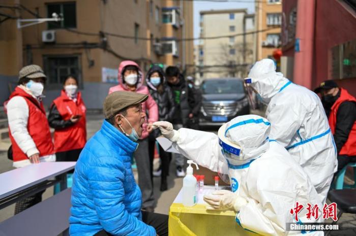 3月8日，沈阳市大东区大北街道白塔社区的居民进行核酸检测。 <a target='_blank' href='/'>中新社</a>记者 于海洋 摄