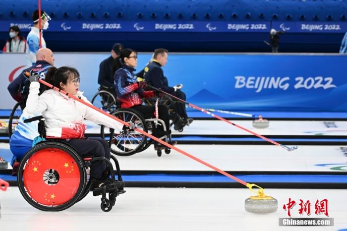 3月9日，北京2022年冬残奥会轮椅冰壶循环赛第十三轮比赛在国家游泳中心举行，中国队以7:4战胜挪威队。图为中国选手闫卓（前）在比赛中。 <a target='_blank' href='/'>中新社</a>记者 杨华峰 摄