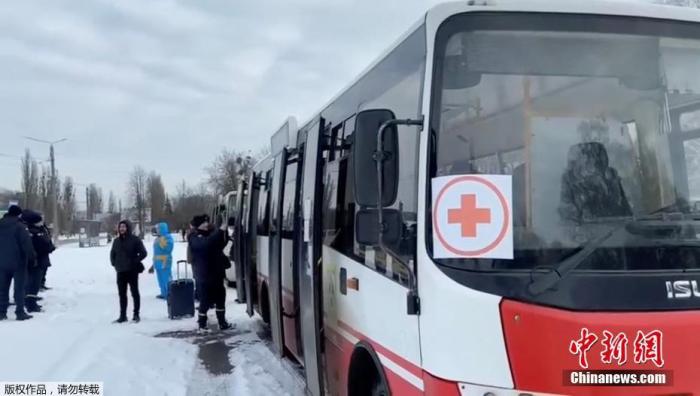 当地时间3月8日，乌克兰苏梅市，民众正在撤离。