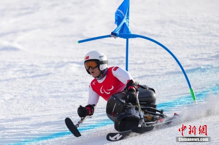 3月10日，中國選手梁子路比賽中。當日，北京2022年冬殘奧會殘奧高山滑雪男子大回轉-坐姿決賽在延慶國家高山滑雪中心舉行，中國選手梁子路以2分00秒92的成績摘得銅牌。 <a target='_blank' >中新社</a>記者 楊華峰 攝