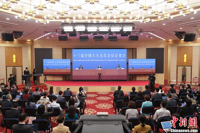 3月11日，国务院总理李克强在北京人民大会堂出席记者会并回答中外记者提问。<a target='_blank' href='/'>中新社</a>记者 张宇 摄
