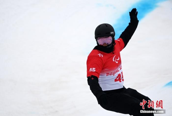 3月11日，中国选手孙奇在比赛中。当日北京2022年冬残奥会残奥单板滑雪男子坡面回转 - LL2级比赛在张家口云顶滑雪公园举行，中国选手孙奇获得冠军。 <a target='_blank' href='/'>中新社</a>记者 韩冰 摄