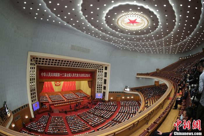 3月11日，第十三届全国人民代表大会第五次会议在北京人民大会堂举行闭幕会。<a target='_blank' href='/'>中新社</a>记者 杨可佳 摄