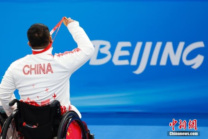 3月12日，中国队选手王海涛向观众展示金牌。 <a target='_blank' href='/'>中新社</a>记者 韩海丹 摄