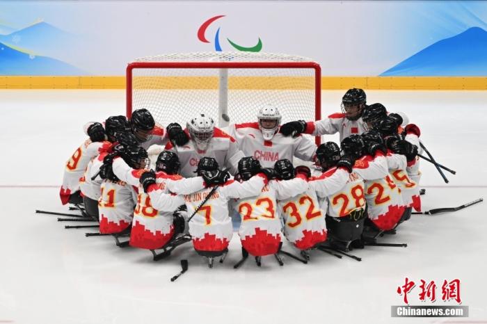3月12日晚，中国队球员在比赛前集结。当日，在北京国家体育馆举行的北京2022年冬残奥会残奥冰球铜牌赛中，中国队以4比0战胜韩国队获得铜牌。 <a target='_blank' href='/'>中新社</a>记者 蒋启明 摄
