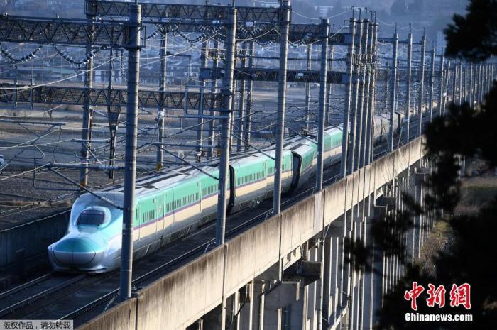 当地时间3月17日，受强地震影响，日本东北新干线福岛站至白石藏王站之间有列车发生脱轨。