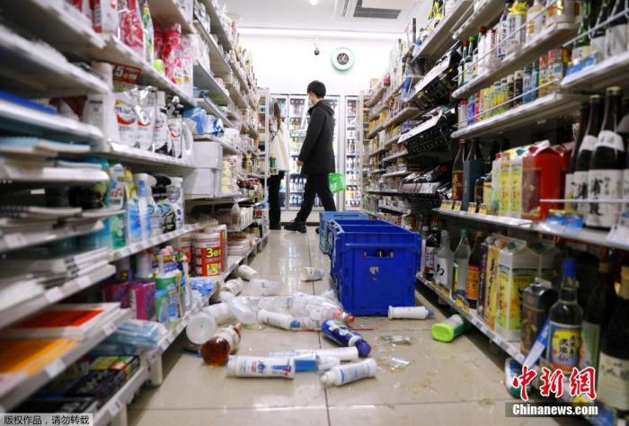 当地时间3月17日，受地震影响，宫城县仙台一家便利店内货物散落一地。