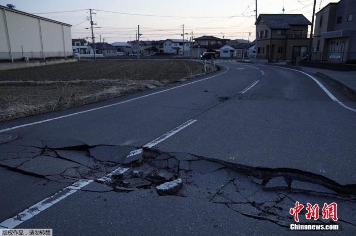 当地时间3月16日晚，日本本州东岸海域接连发生两次强震，福岛一处道路在地震中受损。