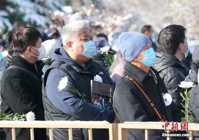 图为民众排队送别李光羲。 <a target='_blank' href='/'>中新社</a>记者 贾天勇 摄