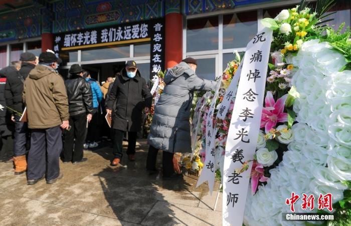 3月19日，中国著名抒情男高音歌唱家、歌剧表演艺术家、中央歌剧院一级演员李光羲遗体告别仪式在北京八宝山举行。李光羲1929年生于天津，2022年3月13日在北京逝世，享年93岁。图为民众排队送别李光羲。 <a target='_blank' href='/'>中新社</a>记者 贾天勇 摄