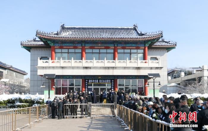 3月19日，中国著名抒情男高音歌唱家、歌剧表演艺术家、中央歌剧院一级演员李光羲遗体告别仪式在北京八宝山举行。李光羲1929年生于天津，2022年3月13日在北京逝世，享年93岁。图为民众排队送别李光羲。 <a target='_blank' href='/'>中新社</a>记者 贾天勇 摄