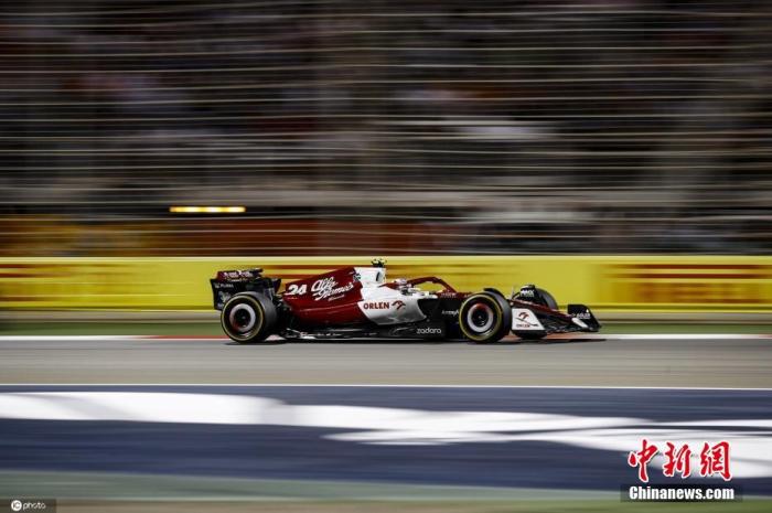 当地时间3月20日，巴林萨基尔，2022年F1巴林大奖赛正赛，F1首位参加正赛的中国车手周冠宇代表阿尔法·罗密欧车队出战，最终位列第10，在个人F1生涯首战便拿到1个积分。图片来源：ICphoto