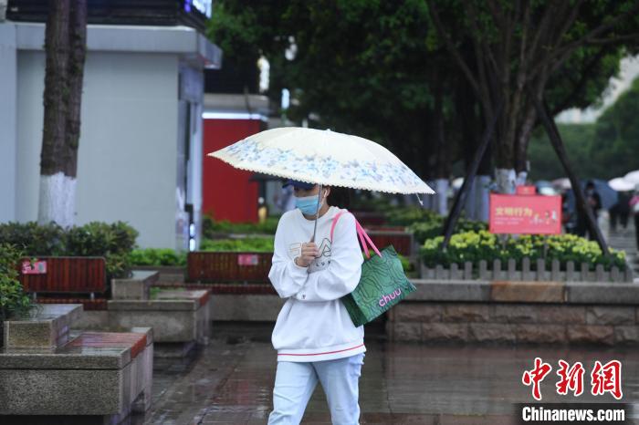 资料图：气温下降，重庆市民穿着长袖衣服出街。　陈超 摄