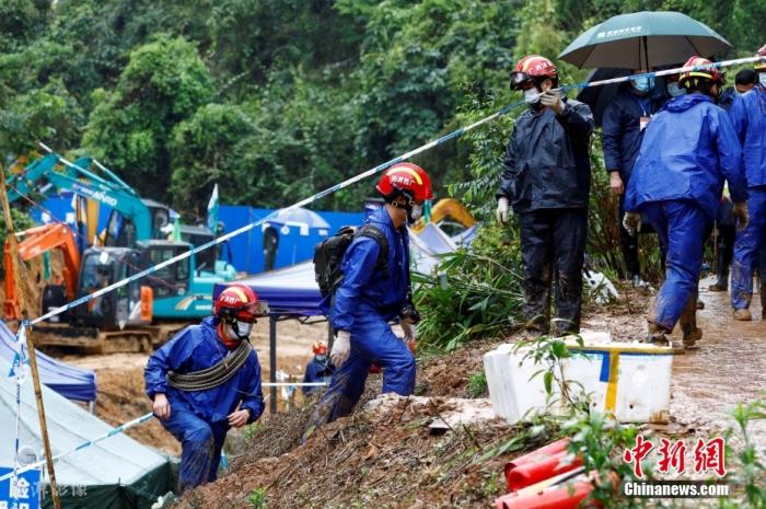 24日，广西梧州藤县，搜救工作在雨中继续进行，搜救人员正在加紧搜寻第二个黑匣子。图片来源：ICphoto