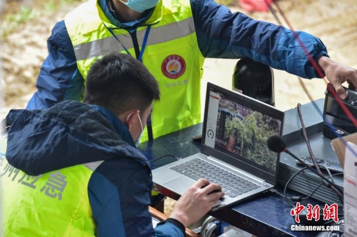 3月24日，在广西藤县东航MU5735航班坠机事故现场，应急管理部门使用无人机航拍等技术加速救援。<a target='_blank' href='/'>中新社</a>记者 王以照 摄